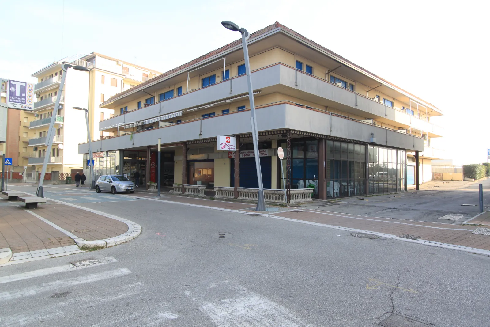 Trilocale fronte mare in vendita