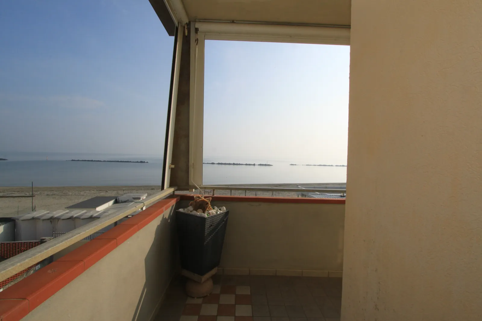 Trilocale fronte mare in vendita