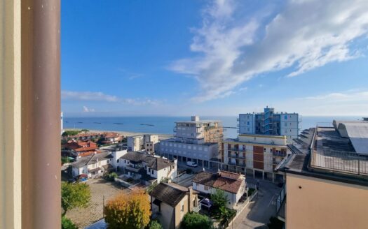 Trilocale vista mare con piscina