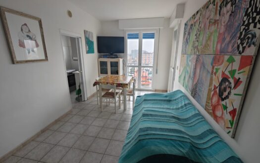 Trilocale fronte mare con vista panoramica – Settimo piano, accesso diretto alla spiaggia