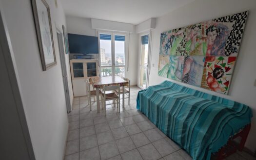 Trilocale fronte mare con vista panoramica – Settimo piano, accesso diretto alla spiaggia